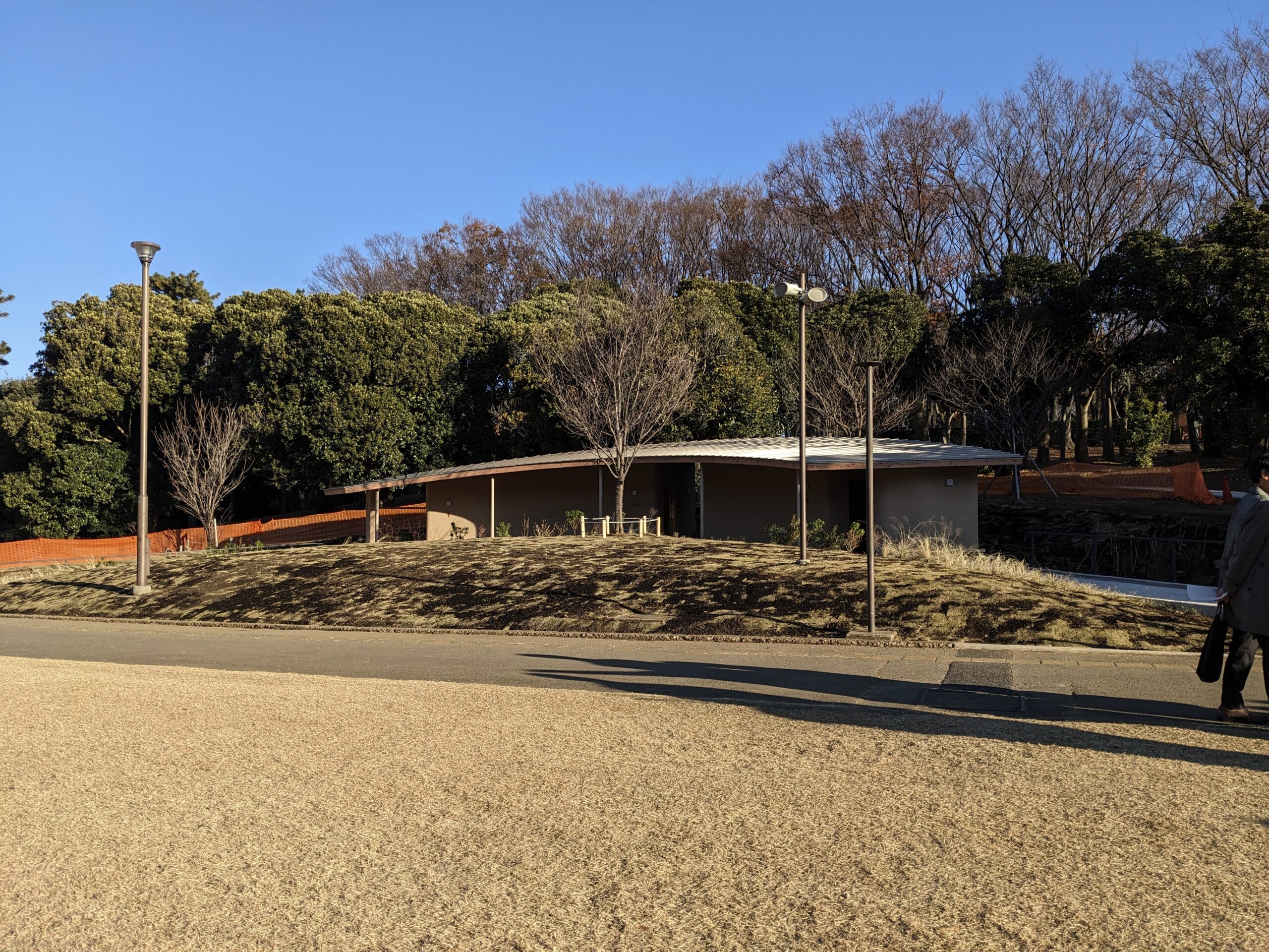 Negishi Forest Park Toilet – The Path | 根岸森林公園トイレ 丘の小道